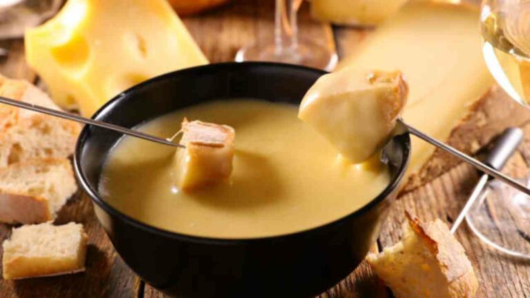 Lire la suite à propos de l’article La fondue savoyarde : une tradition chaleureuse et gourmande