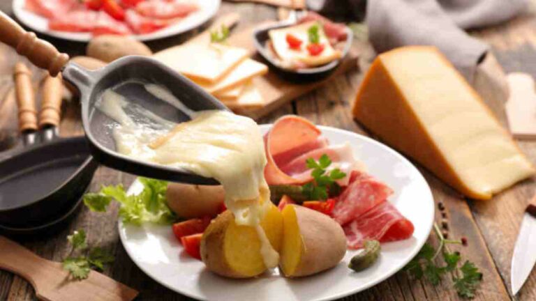 Lire la suite à propos de l’article L’histoire de la raclette savoyarde : une tradition fromagère appétissante